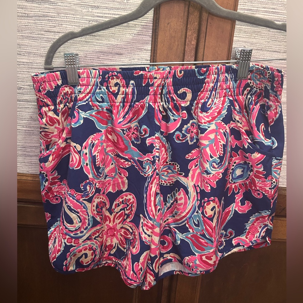 LILLY PULITZER LUXLETIC PAISLEY SHORTS